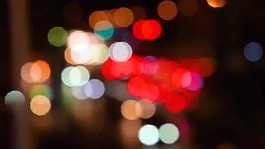 4k实拍城市夜晚下的车流虚化光斑空镜头视频的预览图
